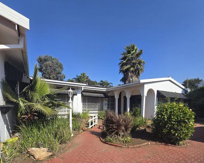 Raceview House For Sale: 3 beds, pool, study, double garage, walk to schools.