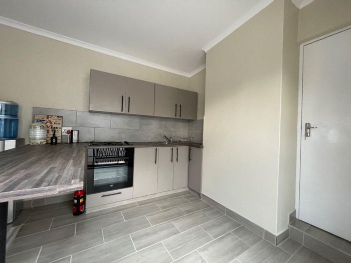Dunvegan Cottage To Rent: 1-bedroom, en-suite, carport, courtyard, utilities included.
