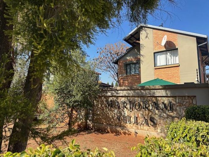 3-Bedroom Townhouse For Sale in Annlin with garden, parking, and family-friendly complex.