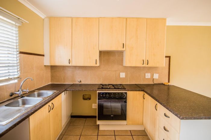 Property #2431614, Townhouse Rental Monthly in Mooikloof Ridge