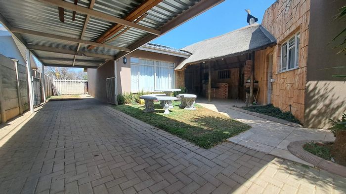 Fichardt Park Townhouse For Sale: Open-plan living, outdoor lapa, ample parking.