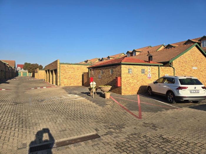 For Sale: Townhouse in Kempton Park Ext 4 with 3 bedrooms, entertainment area, and garages.