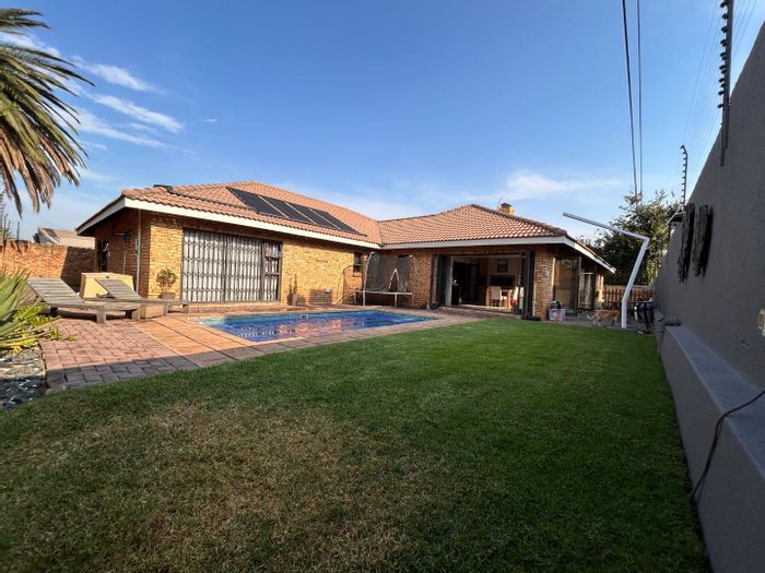 New Redruth House For Sale: 3 beds, pool, study, entertainment patio, secure parking.