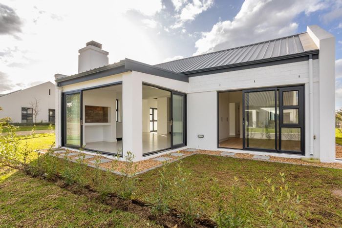 For Sale: House in Paarl North with inverter, green spaces, and recreational amenities.