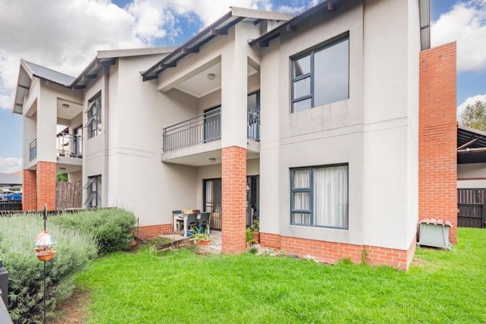 Townhouse For Sale in Goedeburg: 2 beds, balcony, secure complex, investment opportunity.