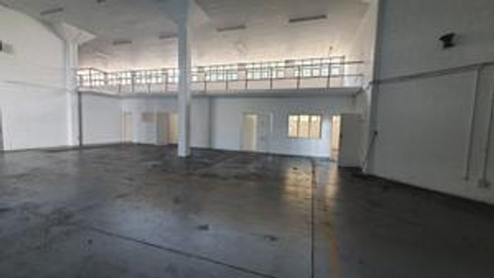 Industrial warehouse in New Germany to rent, 535m2 with secure access and office space.