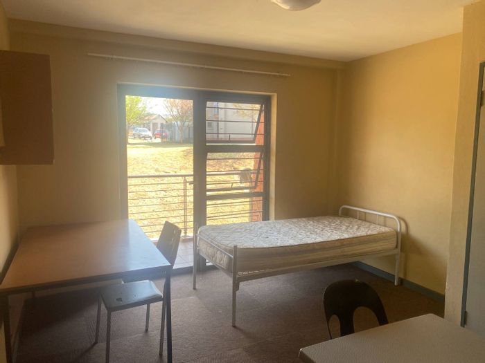 1-Bedroom Apartment To Rent in Ruimsig, near IIE MSA, with amenities.