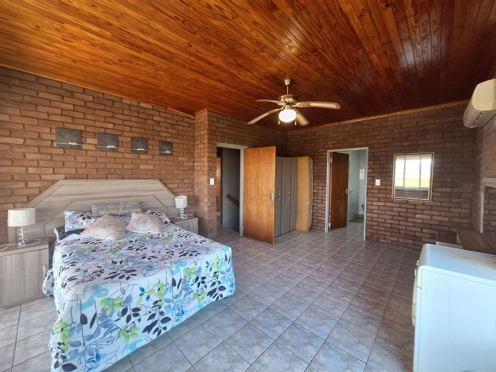 Upper level main en-suite