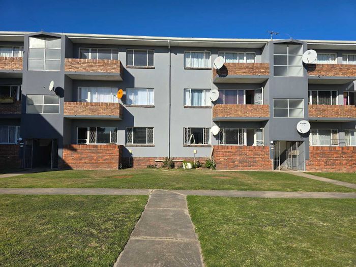 Ground floor apartment in Newton Park with security, parking, and fibre readiness. To Rent.