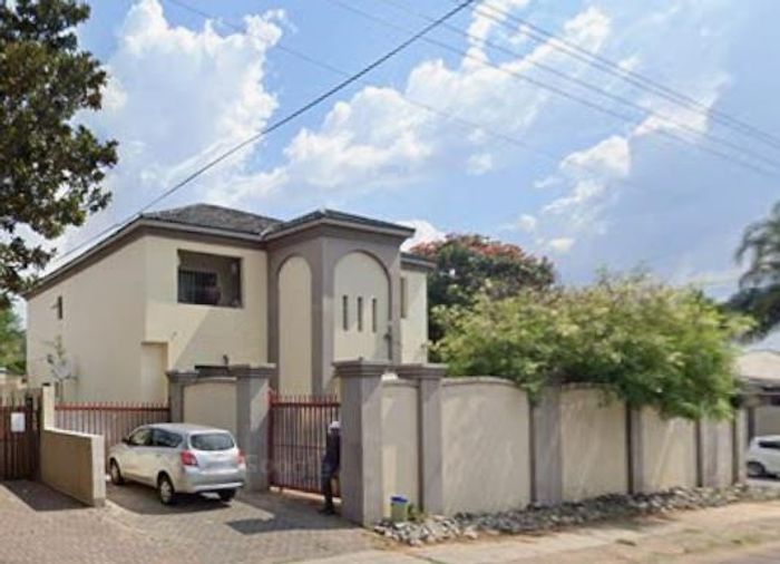 Versatile house in Capital Park for sale: 12 bedrooms, rental income potential.