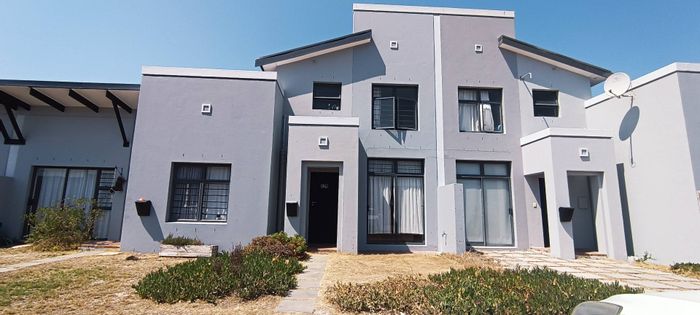 Townhouse To Rent in Muizenberg Central: 2 bedrooms, garden, built-in braai, near beach.