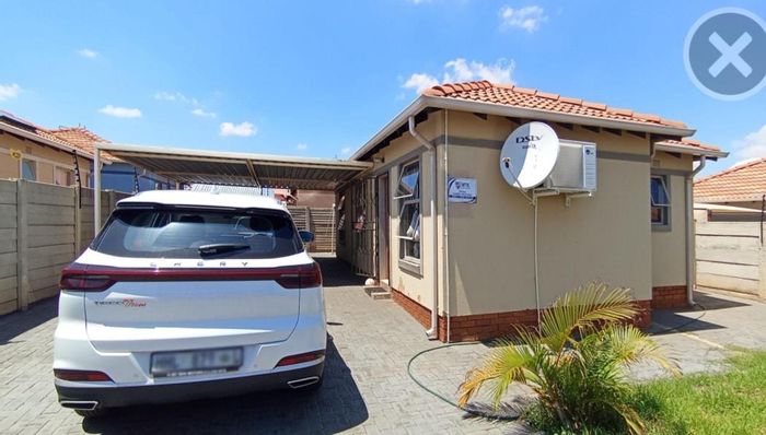 For Sale: House in Rosslyn with 3 beds, carport, electric fence, near amenities.