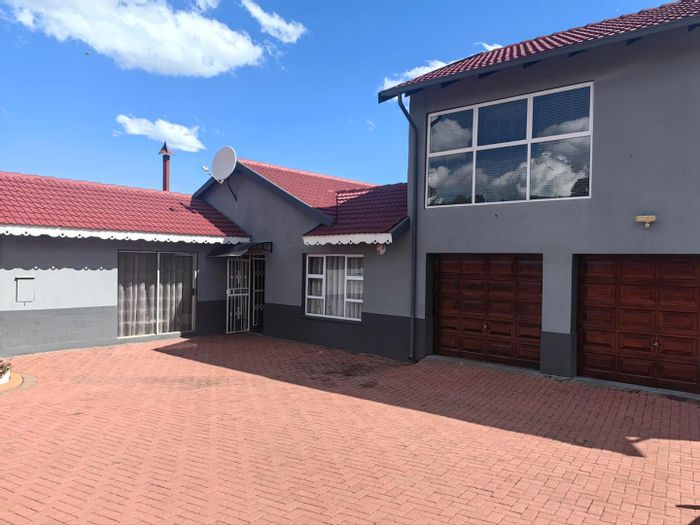 For Sale: House in Elspark with secure yard, double garage, and fitted wardrobes.