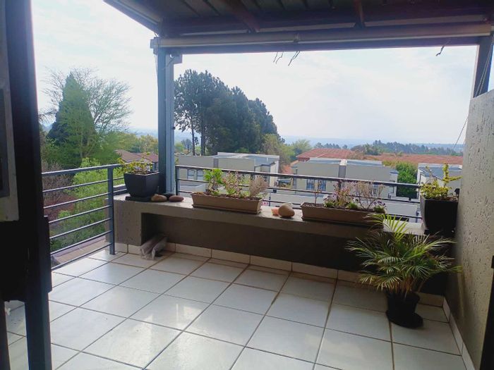 Bryanston Apartment For Sale: 2 beds, pool, gym, clubhouse, great location.