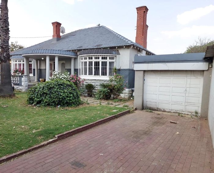 Delville House For Sale: 6 bedrooms, 4 separate rooms, ample outdoor space.