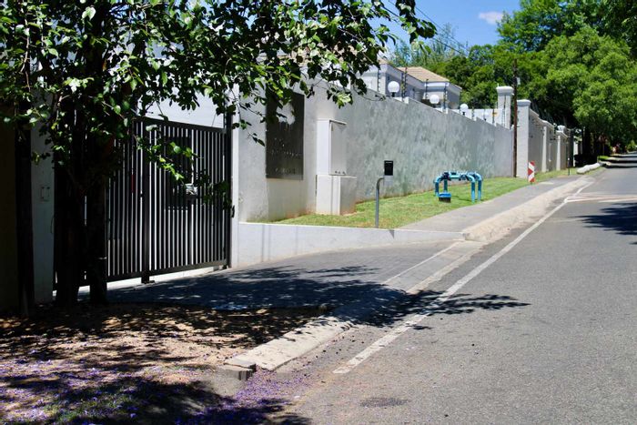 Property #2332378, Townhouse Rental Monthly in Craighall Park