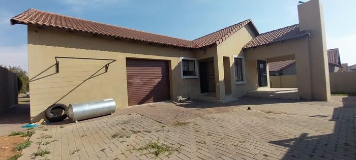 For Sale: Spacious Thatchfield Hills House Near Curro School, Golf Course, and R55 Access