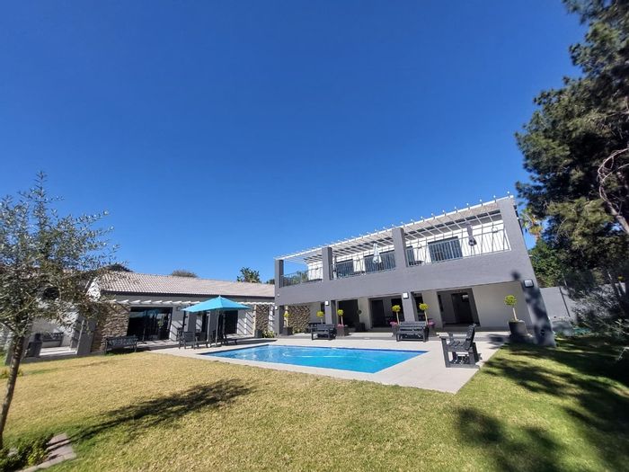 To Rent: 2-Bedroom Apartment in Beverley with gym, pool, and security features.