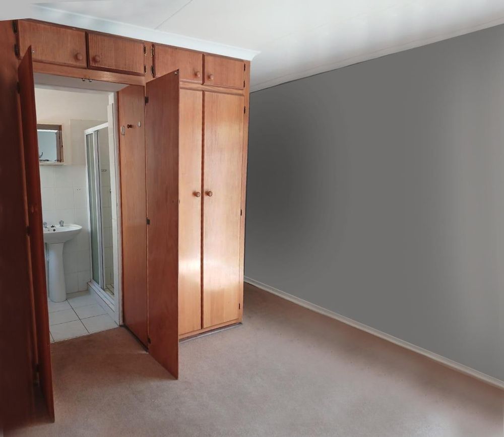 Main bedroom en-suite Bathroom