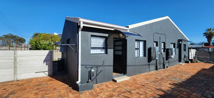 Klipkop Cottage To Rent: New garden flat with private entrance and outdoor space.