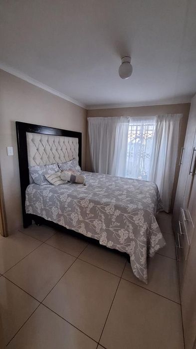 For Sale: 3-bedroom house in Rosslyn with fitted kitchen and covered parking.