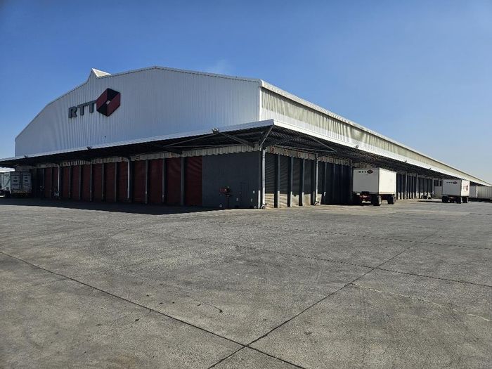 Industrial Property To Rent in Bartlett: Cross-Docked Facility with Ample Yard and Access.