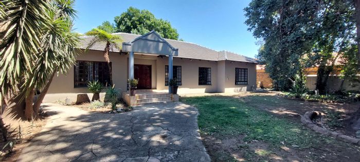 New Redruth House For Sale: Spacious home with pool, office, and approved subdivision.