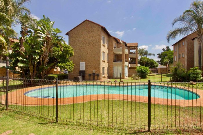 Die Hoewes Apartment For Sale: 2 Bedrooms, Garage, Pool, Tennis Courts, Security.