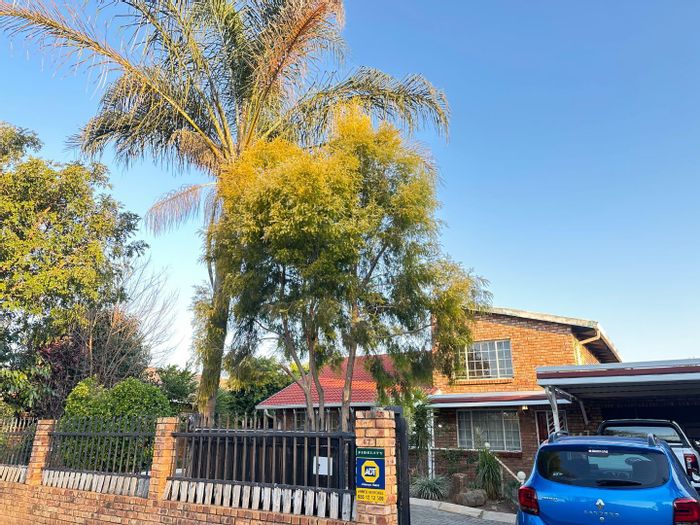 Annlin House For Sale: 3 beds, home office, lapa, spacious garden, double garage.