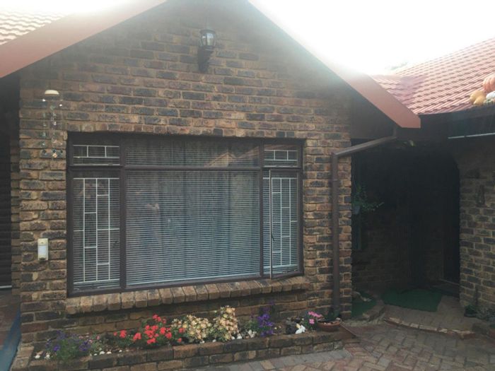 Rooihuiskraal House For Sale: 4 Bedrooms, pool, garden, solar geyser, double garage.