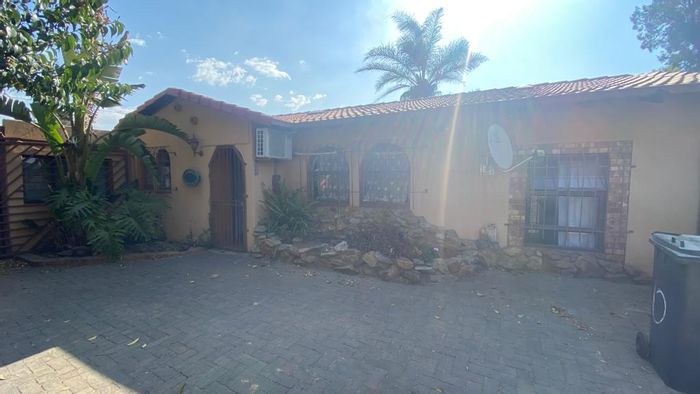 Huntingdon House For Sale: 3 Bedrooms, Jacuzzi, Bar, Outdoor Entertainment Area.