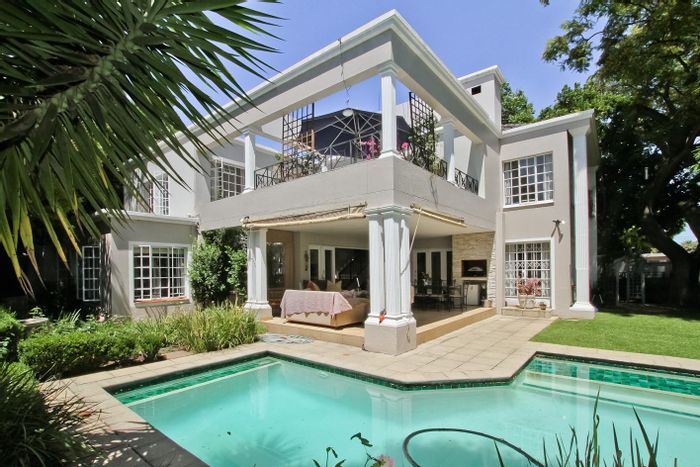 For Sale: House in Hurlingham Manor with pool, garage, and solar power.