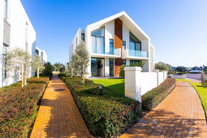 To Rent: 1-Bedroom Apartment in Val De Vie Estate with pool access and WiFi.