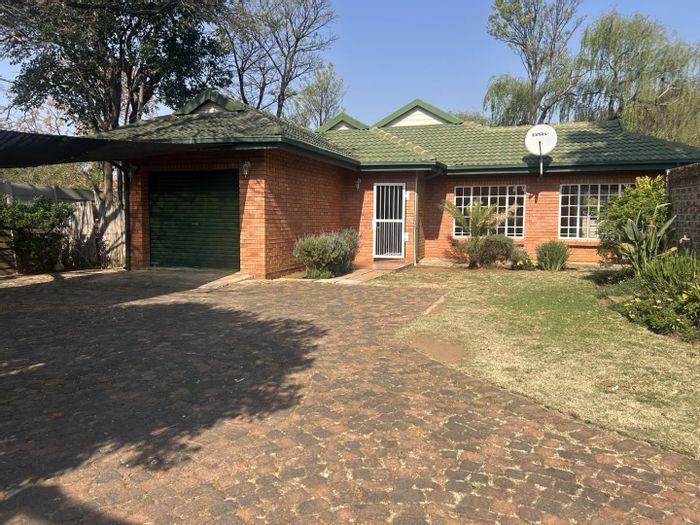 Rynfield House To Rent: 3 bedrooms, secure garden, garage, close to schools.