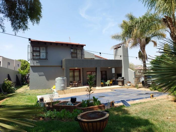 Woodmead Cluster To Rent: Spacious layout, private garden, secure complex amenities.