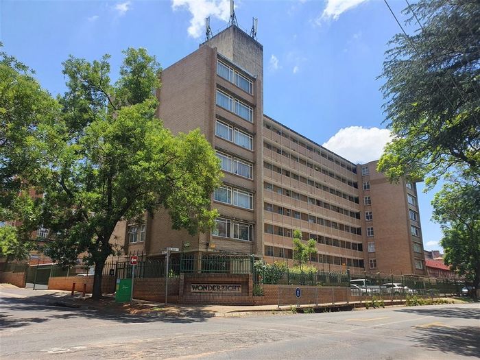 1-Bedroom Apartment To Rent in Wonderboom South with parking and pre-paid electricity.