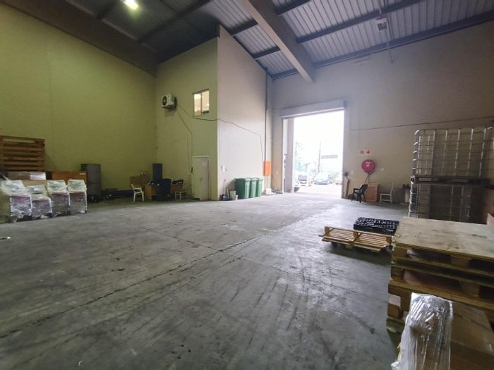 Industrial unit to rent in Westmead with office space and truck access.