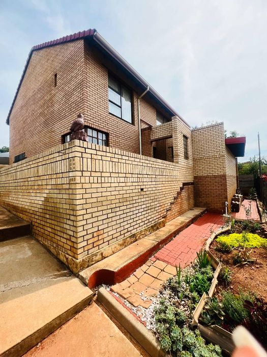 For Sale: House in Danville Ext 5 with 4 beds, flatlet, and garden.