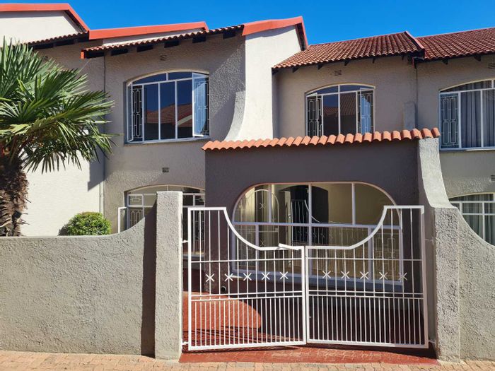 Eden Glen Townhouse To Rent: 3 Bed, private garden, garage, communal pool.