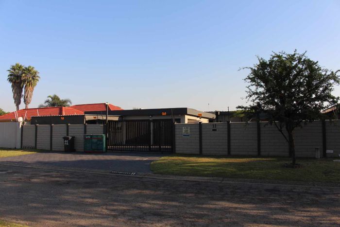 Vanderbijlpark South East House For Sale: 3 beds, pool, entertainment area, security features.