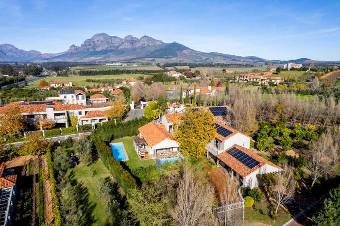 For Sale: House in Winelands Estate with 5 en-suite bedrooms, dual apartments, pools.