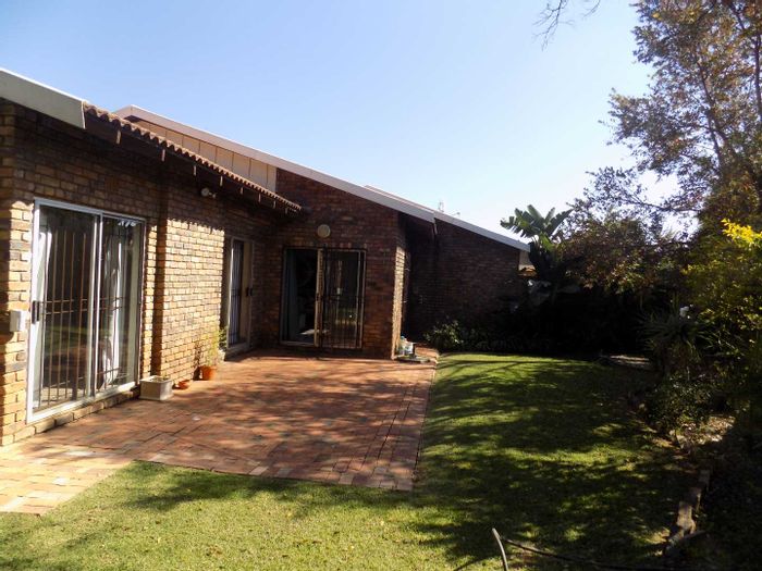2-bedroom townhouse in River Club with garden, pool access, and secure parking.