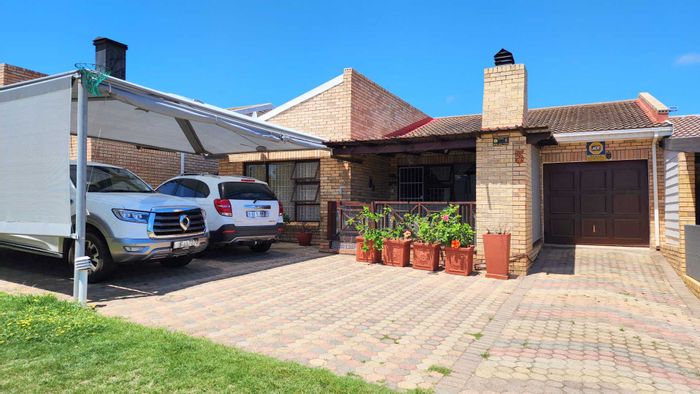 Property #2093606, Townhouse sold in Hartenbos Central