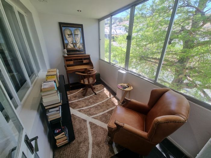 2-Bedroom Apartment To Rent in Tamboerskloof with City Views and Secure Parking.