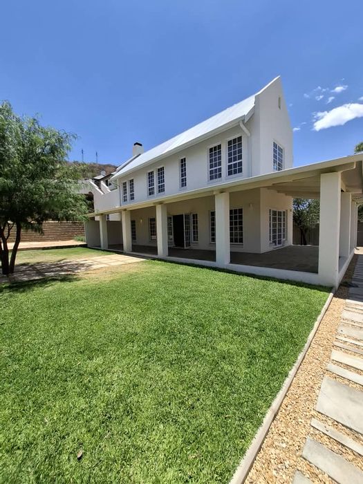 Klein Windhoek Townhouse To Rent: Gated community, tennis court, swimming pool, open plan living.