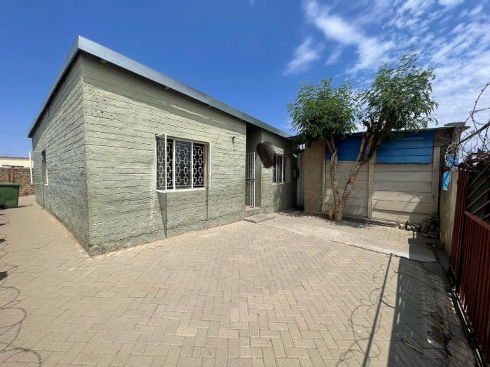 3 Bedroom House To Rent in Katutura with spacious kitchen and shared utilities.