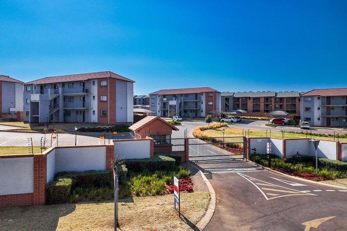 Sagewood Apartment For Sale: 4 beds, clubhouse, pool, garden, pet-friendly.