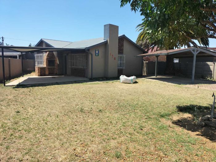 House To Rent in Impala Park: 3 bedrooms, private yard, security features, pet-friendly.