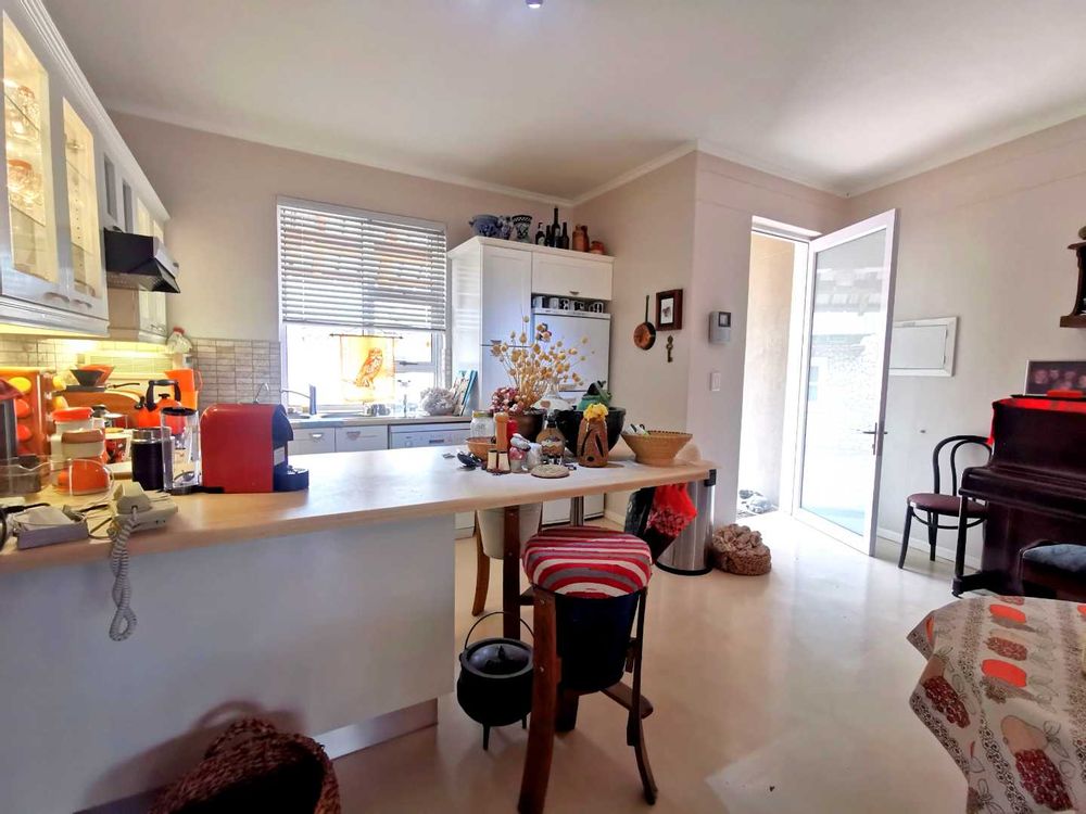 GRANNY FLAT - OPEN PLAN KITCHEN WITH LOUNGE AND OWN PRIVATE BACK YARD 