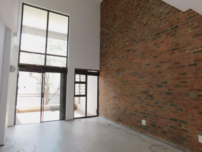 Spacious Strathavon apartment to rent, 3 bedrooms, double volume lounge, secure access.